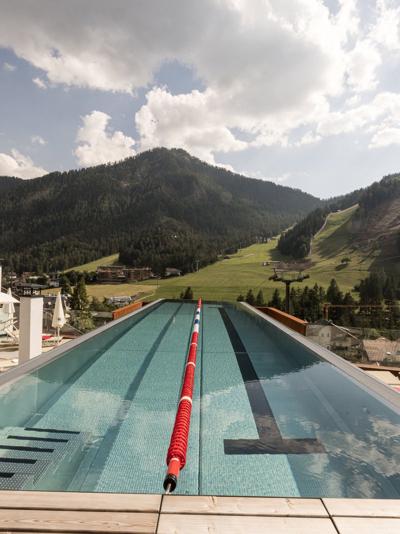 Ihr Hotel mit Infinitypool in Südtirol – Panorama inklusive!