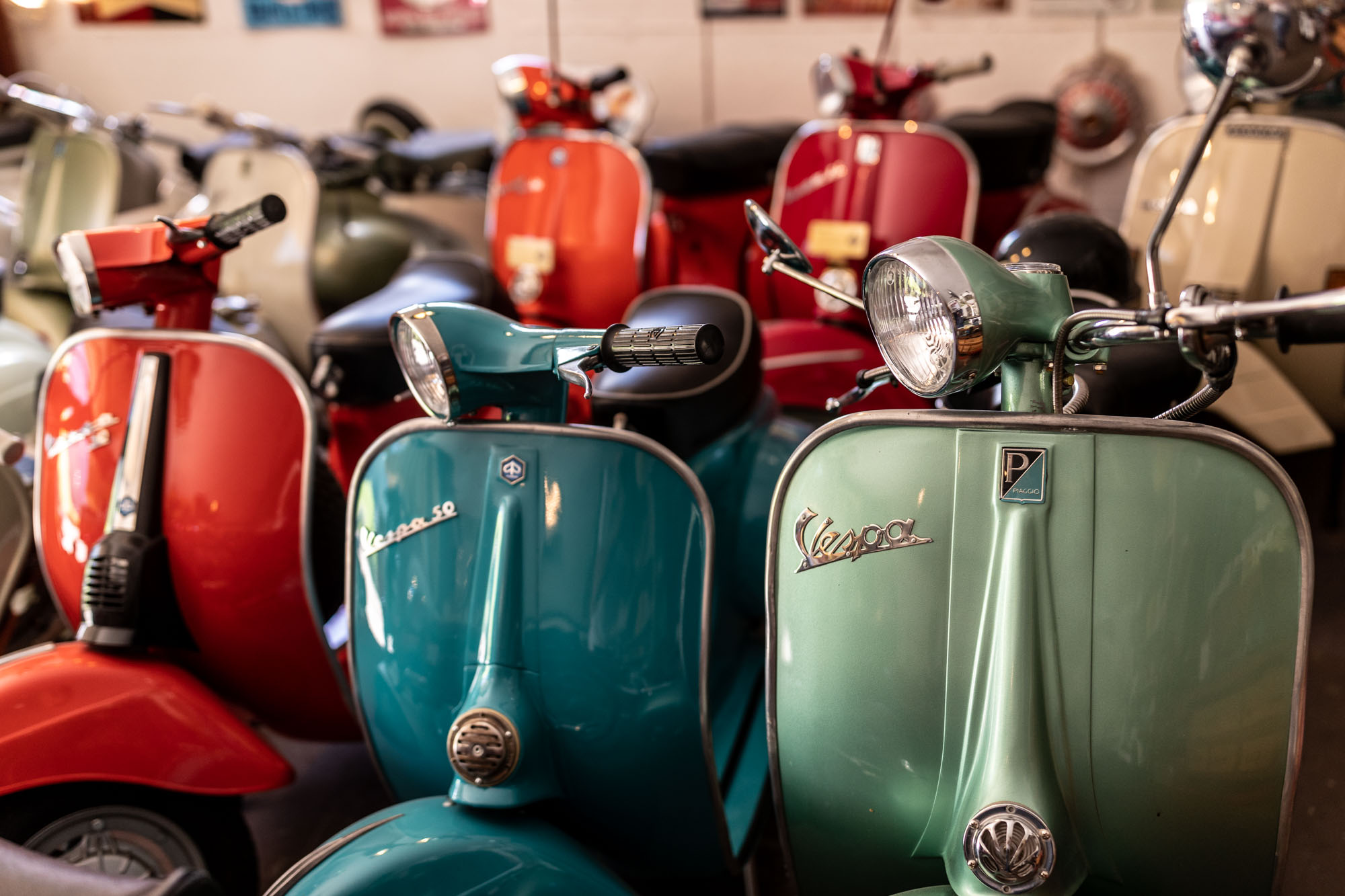 Vespa parcheggiata fuori dall'hotel